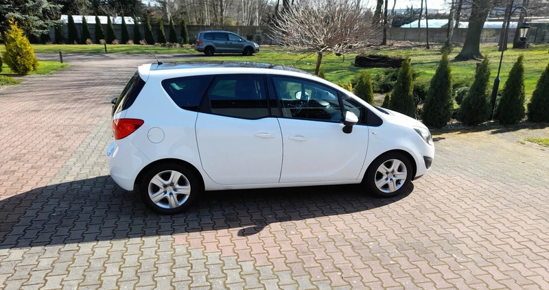 Opel Meriva cena 24000 przebieg: 193000, rok produkcji 2012 z Młynary małe 466